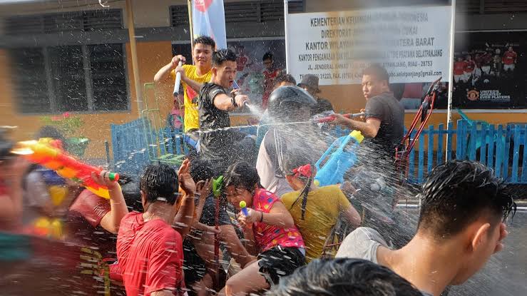 Keseruan peserta festival perang air di Kota Selatpanjang